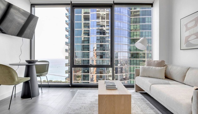 Airy South Loop Studio w/Pool, Gym & Spa, nr Grant Park, by Blueground