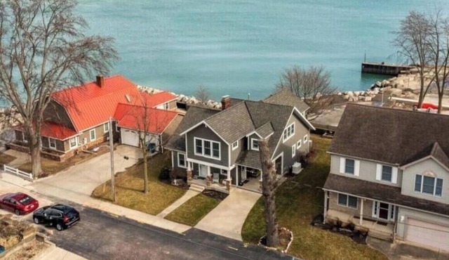 Amazing 4 Bdrm House-Lake Views, Beach, near Cedar Point