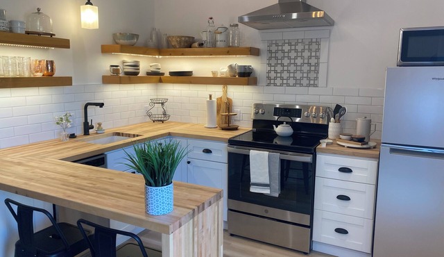 Amazing Farmhouse Style Cottage Near Downtown Napa!