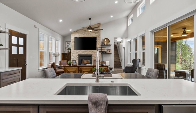 Amazing Home with fabulous views. Only 45 min. from Boise.