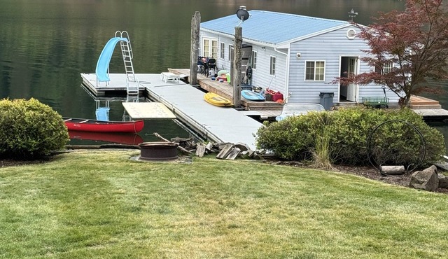 Amazing, Sleep 6-8 Float House on Coeur d'Alene Lake!