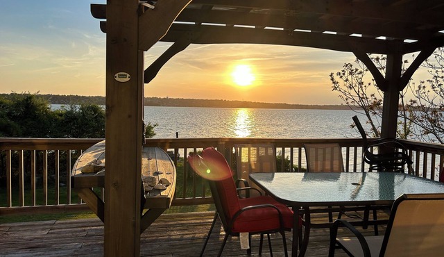 Amazing Sunsets Water Front Steps to Beach Big Yard Close To Newport Bristol