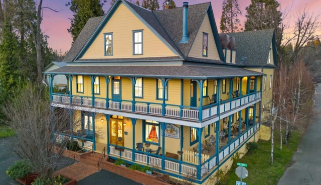 American River Inn