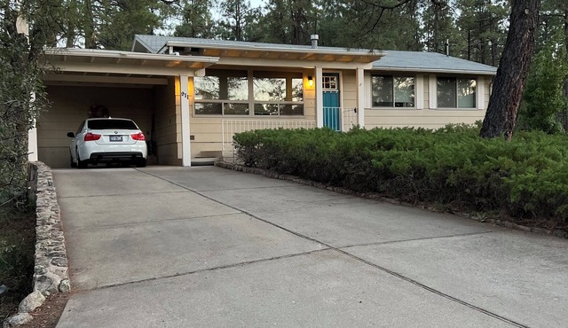 An Adorable House in the cool Pines And Only 5 Minutes From Courthouse Square