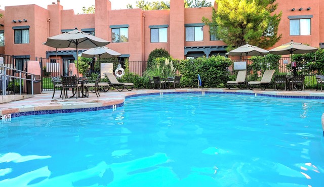 An Adventure Awaits! Serene Studio w/Kitchen, Pool, BBQ, Parking