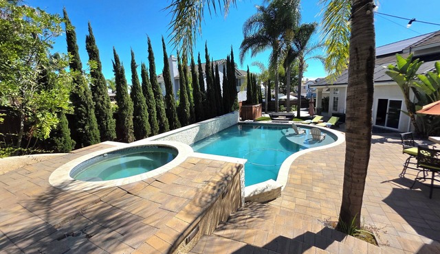 An Artist's Dream 3-Bedroom Retreat with Pool, Hot Tub, Firepit, BBQ island