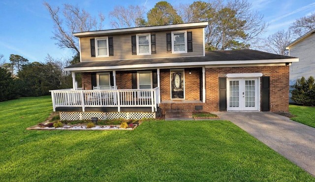 Ann’s Abode – Modern 3BR Furnished Garage Lounge Sleeps 8 comfortably