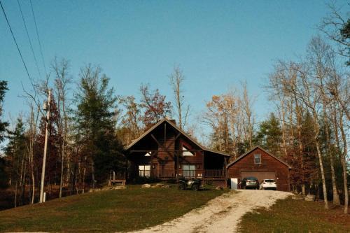 Antler Ridge Retreat - Secluded Hot Tub Cabin - Pond and Game Room