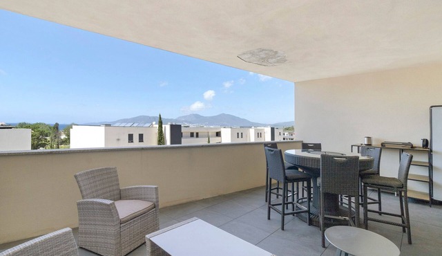 Apartment 'Chez Valérie' with Sea View, Balcony and Air Conditioning