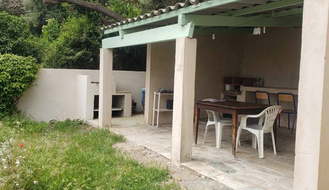 Apartment in villa on shady plot, near Bastia town center, parking.