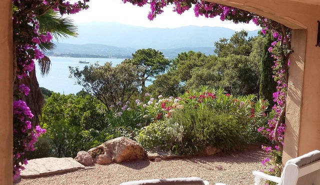 Apartment in an exclusive residential area, 200 m from the waterfront