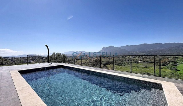 Apartment with a private pool and views of the sea and mountains