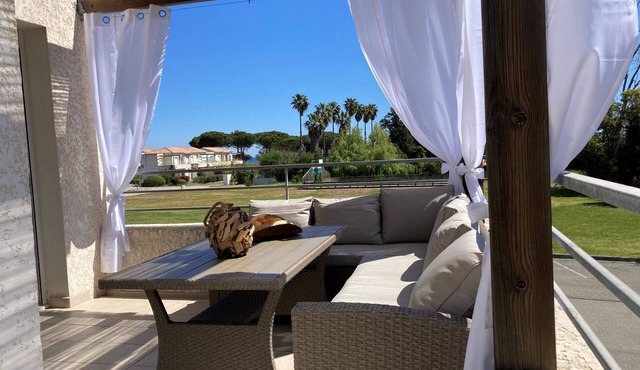 Apartment with terrace and direct access to pool & beach