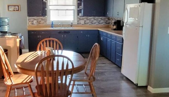 Apple Corners Quiet Country Guesthouse - 15 min drive from Decorah.