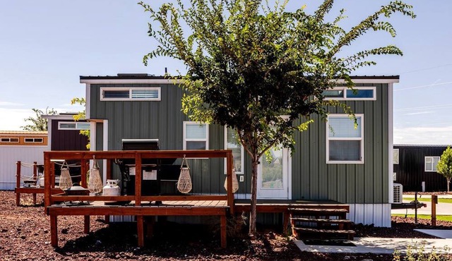 Apple Valley Oasis: Fully Equipped Modern Tiny House Escape