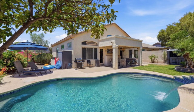 Arizona Dream Pool, Bar and Mountain Views