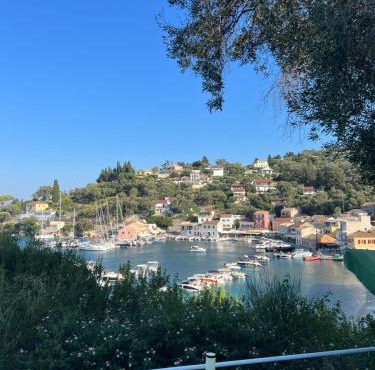 Aronis Spyros Panoramic Seaview Apartments
