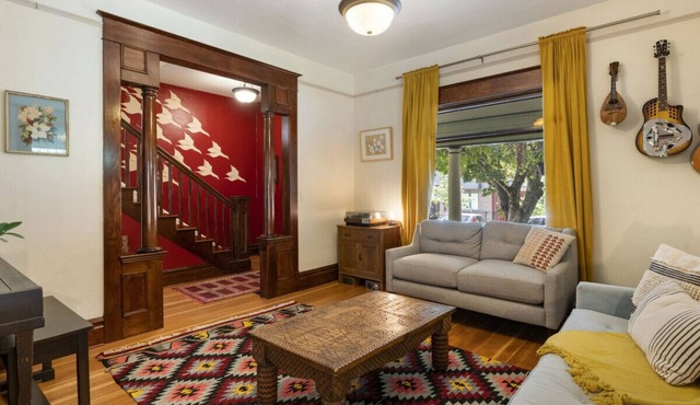 Art Deco Oasis: Den & Office with Garden & kids room