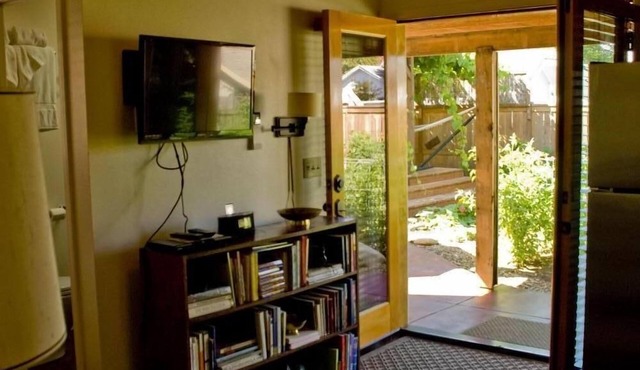 Artful, Rustic Backyard Cabin-Sustainable Ethic, Downtown 20 Min, 5-Star Shower