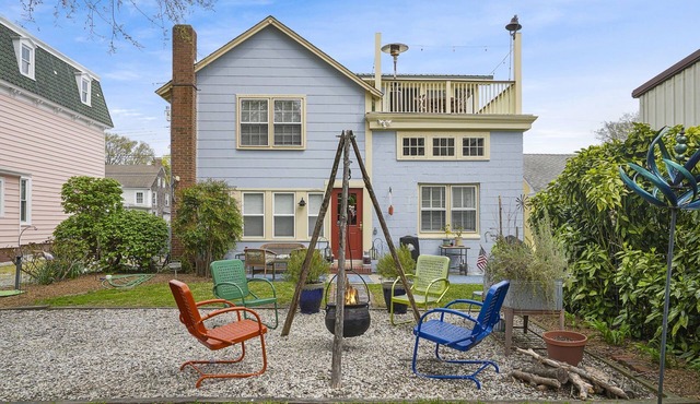 Artist Apartment | Renovated Wachapreague Condo Above Art Gallery w/Rooftop Deck & Sunset Views