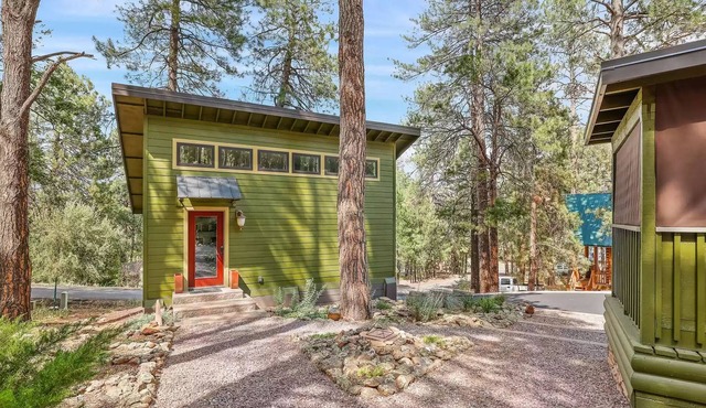 Artist's Studio wake up in the Ponderosa Pines. Grand Canyon, Sedona, Flagstaff.