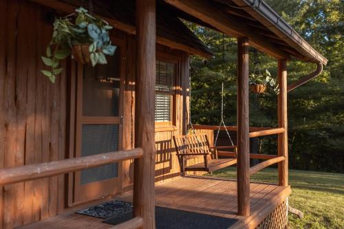 Athens and Albany's Hillside Haven - peaceful, private, pet friendly