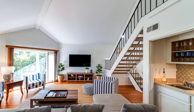 Awesome End Unit Spinnaker! 3 BR Close to Beach w/Amenity access included! Pet Friendly!