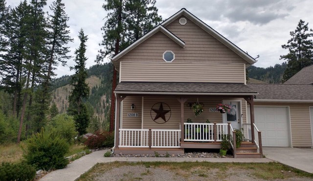B-Comfy downstairs 2bd/1ba Apartment available