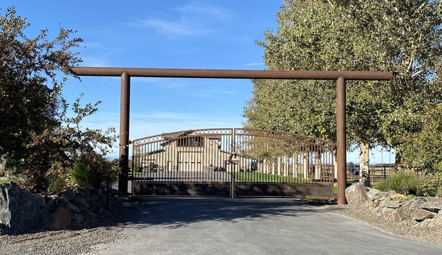 Barn Dominion, 2000 sq ft ,1 mile from golf course & Box Canyon State Park