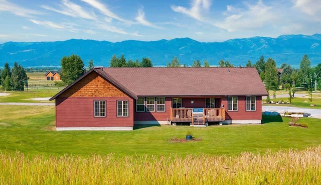 Basecamp Stays: Stylish Mtn Home, Fireplace, Views
