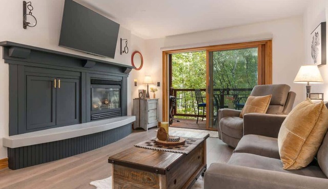 Basecamp Stays: Upscale Couple's Getaway, Hot Tubs