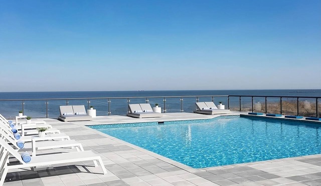 Bayview Escape! Family Suite Steps to Private Beach, Pool, Gym, & Onsite Dining!
