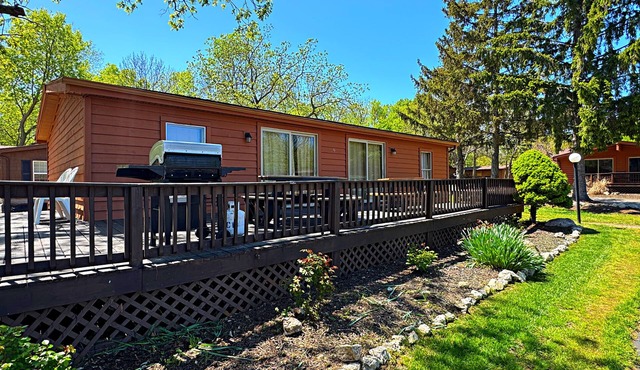 Be the Lifeguard! 3 BR 2 BA Home Across from Island Club Pool- Sleeps 8 - IC9