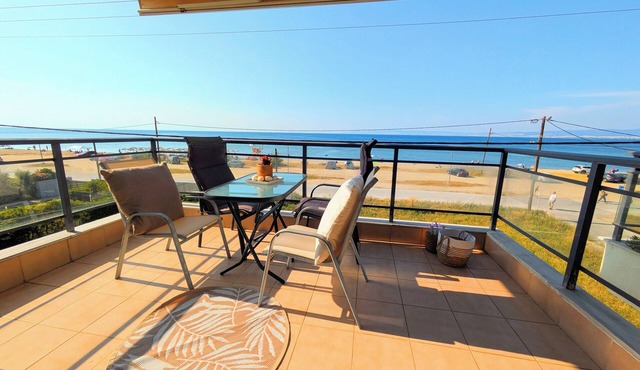 Beach front apartment, 20m from the sea, immaculate Thessalonik & bay view
