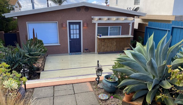 Beach House, 1 block to beach, walk to town, great outdoor space