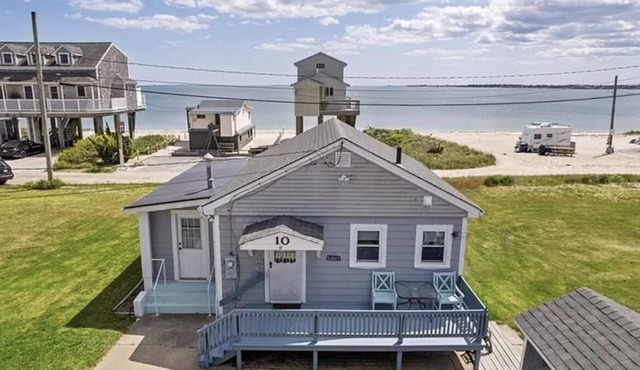 Beach Lovers Paradise! Cozy 3 bedroom home steps from the beach.