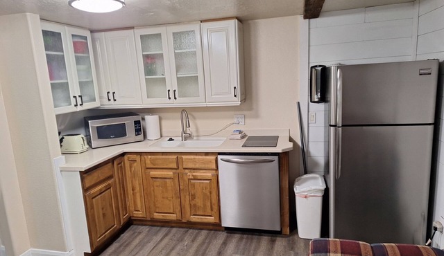 Beautiful 1-bedroom cabin with AC in charming Glendale