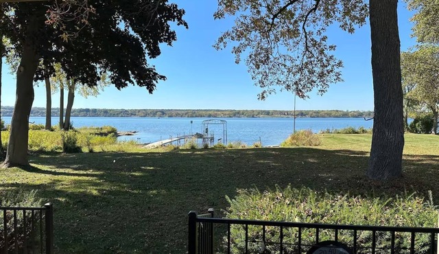 Beautiful 2-bedroom Owasco Lakefront home