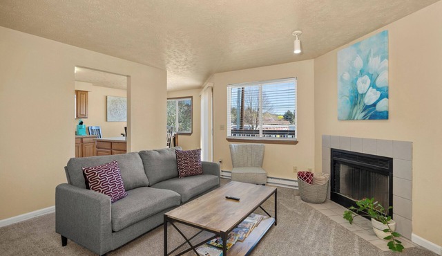 Beautiful 2BR APT 1 ⭑ Balcony ⭑ Free Parking ⭑ K-Cup ⭑ Near Attractions