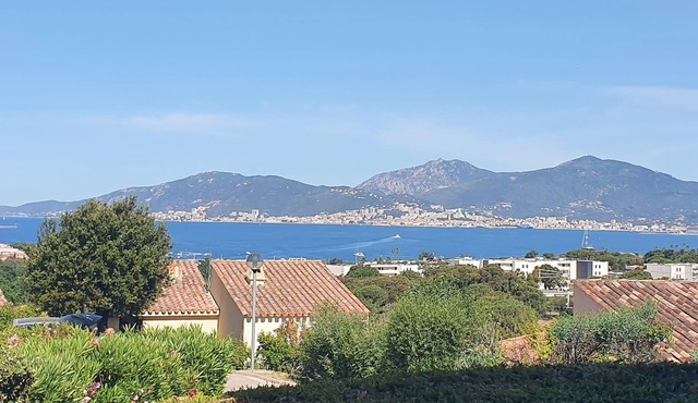 Beautiful 40 M2 With Pool Near The Beach!