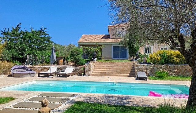 Beautiful air-conditioned villa with jacuzzi pool, large, quiet property with trees.