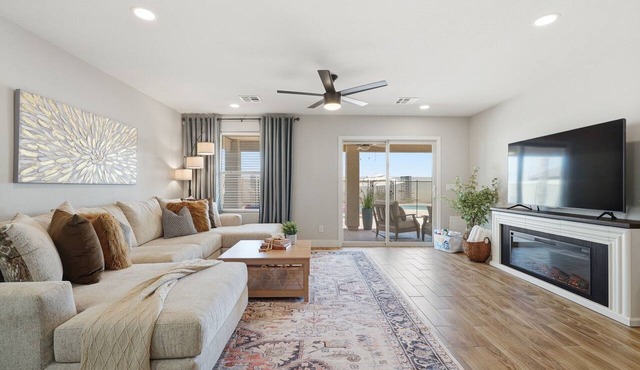 Beautiful and relaxing 3 bedroom house with a pool.