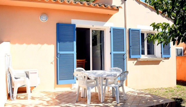 Beautiful apartment in villa for 8 guests with WIFI, pool, TV, terrace and pets allowed