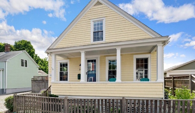 Beautiful Beach Cottage in Downtown Bristol