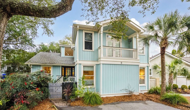 Beautiful cottage on lagoon,walk to beach, great for couples or families