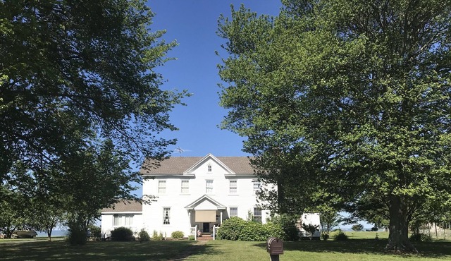 Beautiful Home with Creek in the Front and the Chesapeake Bay in the Backyard!