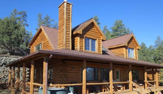 Beautiful Log Cabin with Hot Tub and Mountain Views for Getaway near Flagstaff