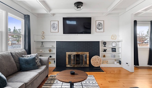 Beautiful Modern/Rustic Cottage in the heart of Lead!
