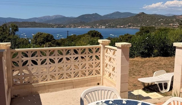 Beautiful one-bedroom apartment in a house with a view of the sea, a 5-minute walk from the beach.