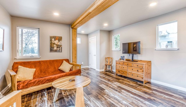 Beautiful storage container home w/Columbia Gorge views & prime location